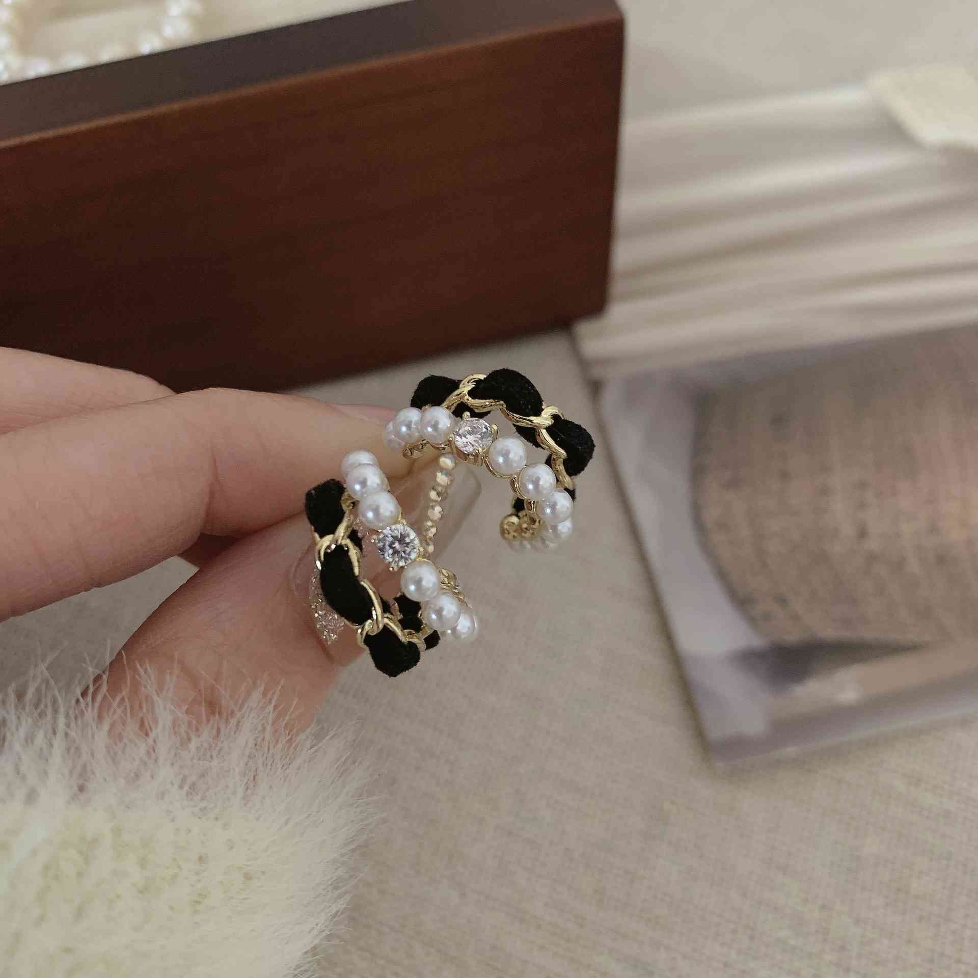 黑色丝绒珍珠耳圈耳饰女轻奢高级感气质个性耳钉蚊香盘耳夹无耳洞