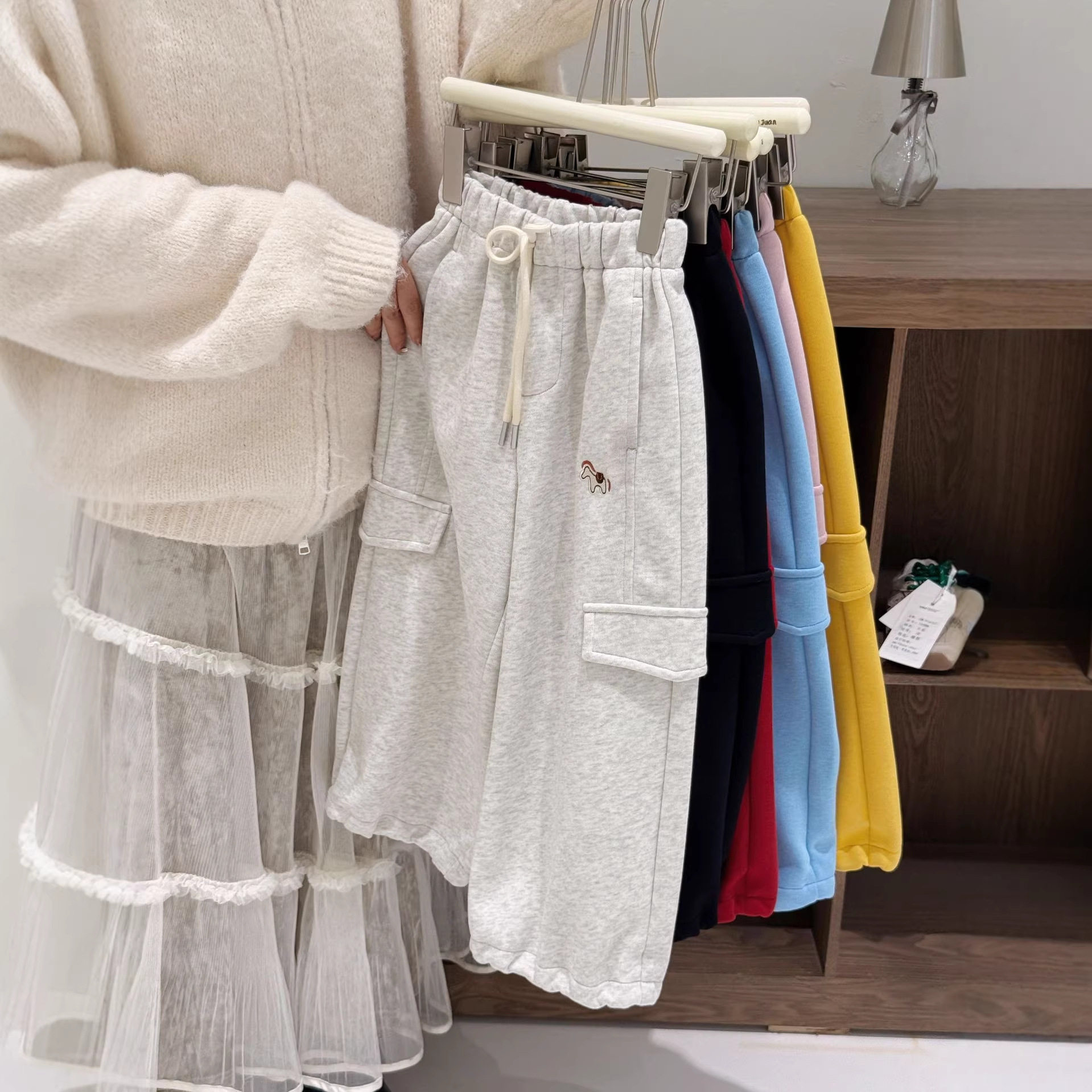 大小卷26新款男女童春款小马休闲卫裤儿童阔腿裤-110135