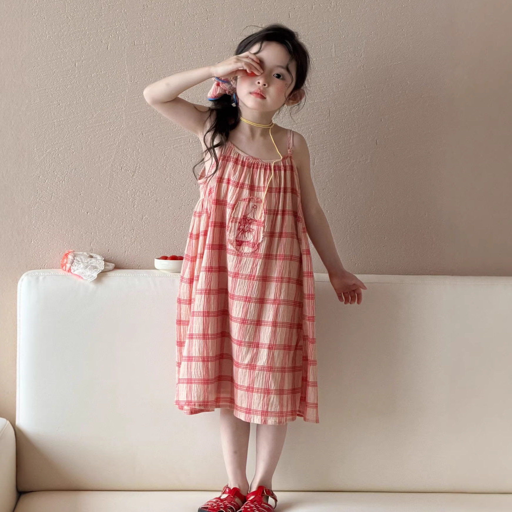 中大女童连衣裙2026夏季新薄款韩系甜美长裙红色格子无袖吊带裙子