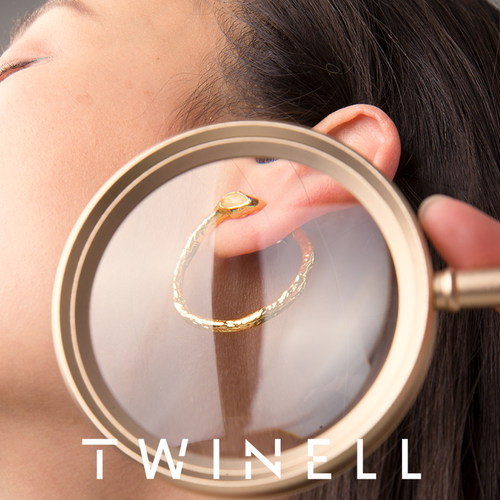 Twinell锤纹镶粉水晶设计感耳圈
