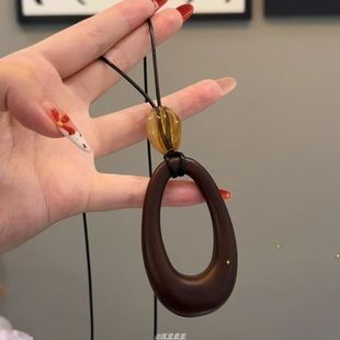原宿风~黑皮绳镂空椭圆吊坠项链女2025新款小众设计民族风毛衣链
