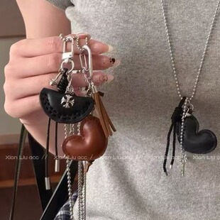 毛衣链配饰 轻奢小众设计感长款 黑色皮质爱心吊坠项链女款 2025新款