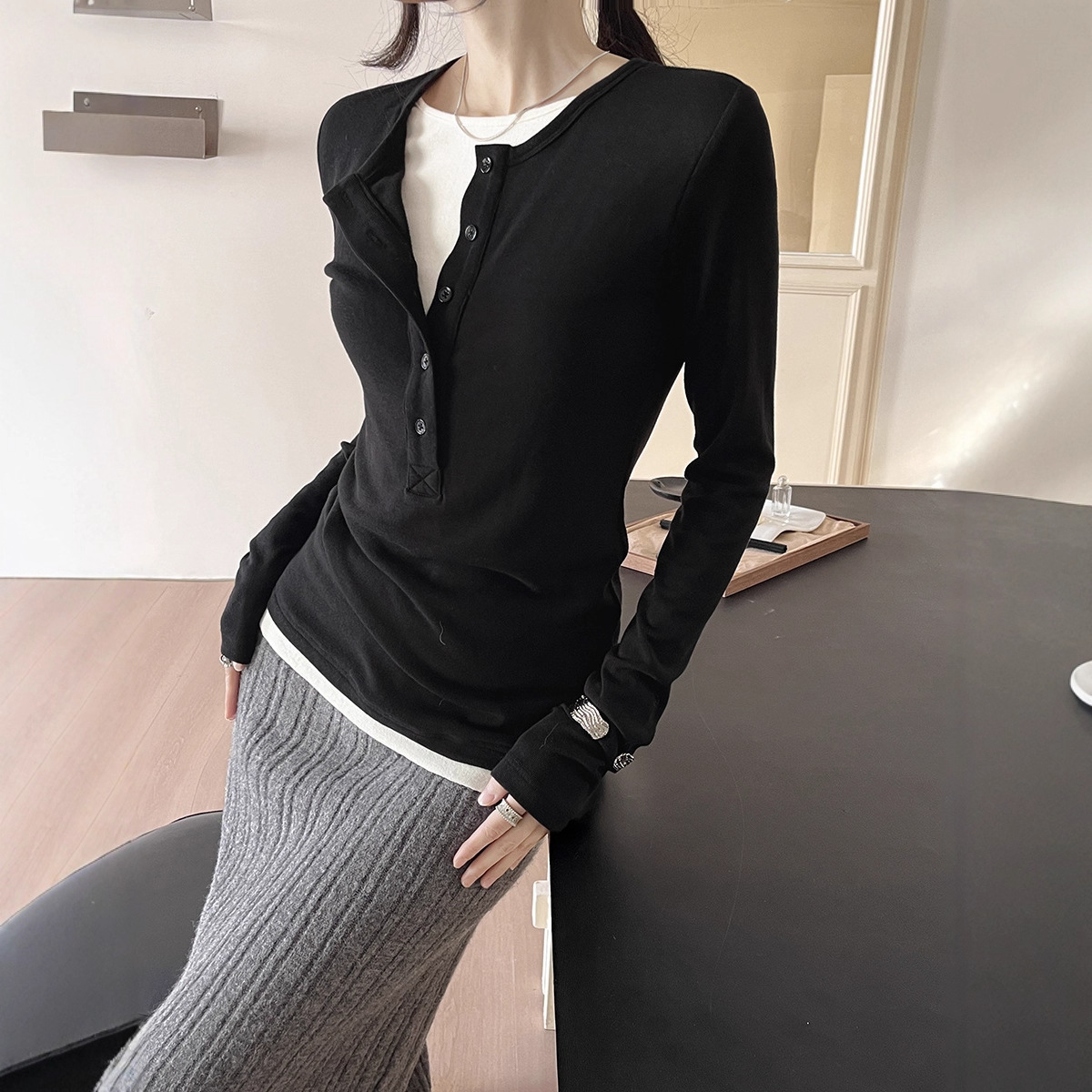 初打十三行2025冬加厚假两件轻奢t撞色领口排扣简约通勤百搭T恤女
