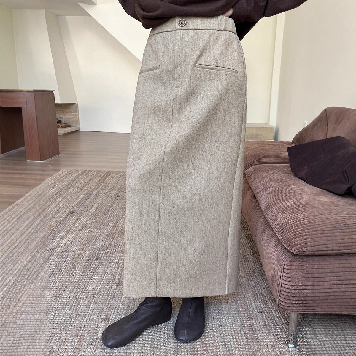 初打十三行2025冬季轻奢感极简羊毛百搭通勤肌理直筒开衩半身裙女