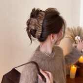 毛绒咖色条纹头发抓夹女大号鲨鱼夹2025新款 后脑勺发夹高级感发饰