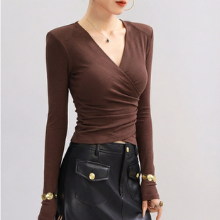 咖色交叉v领特别好看 女 掐腰上衣独特漂亮紧身高级感内搭打底衫