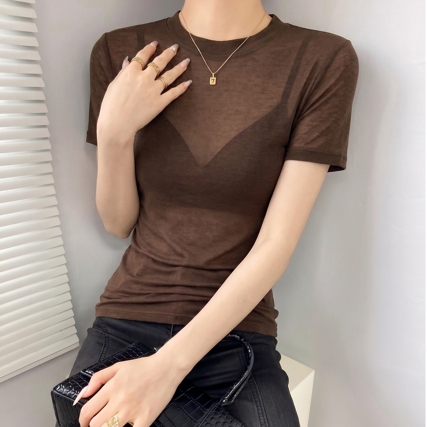 咖色夏季薄款正肩短袖t恤女2026新款半高领修身微透上衣高级感薄 - 实物图