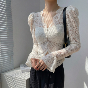 白色低领蕾丝打底衫女内搭磨毛V领泡泡袖收腰性感短款上衣高级感