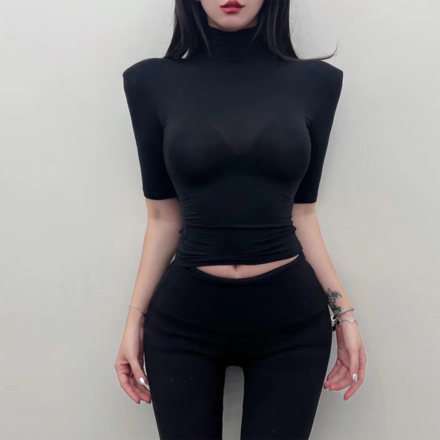 黑色高领紧身T恤女性感纯欲垫肩半袖上衣高级感显瘦辣妹打底衫薄