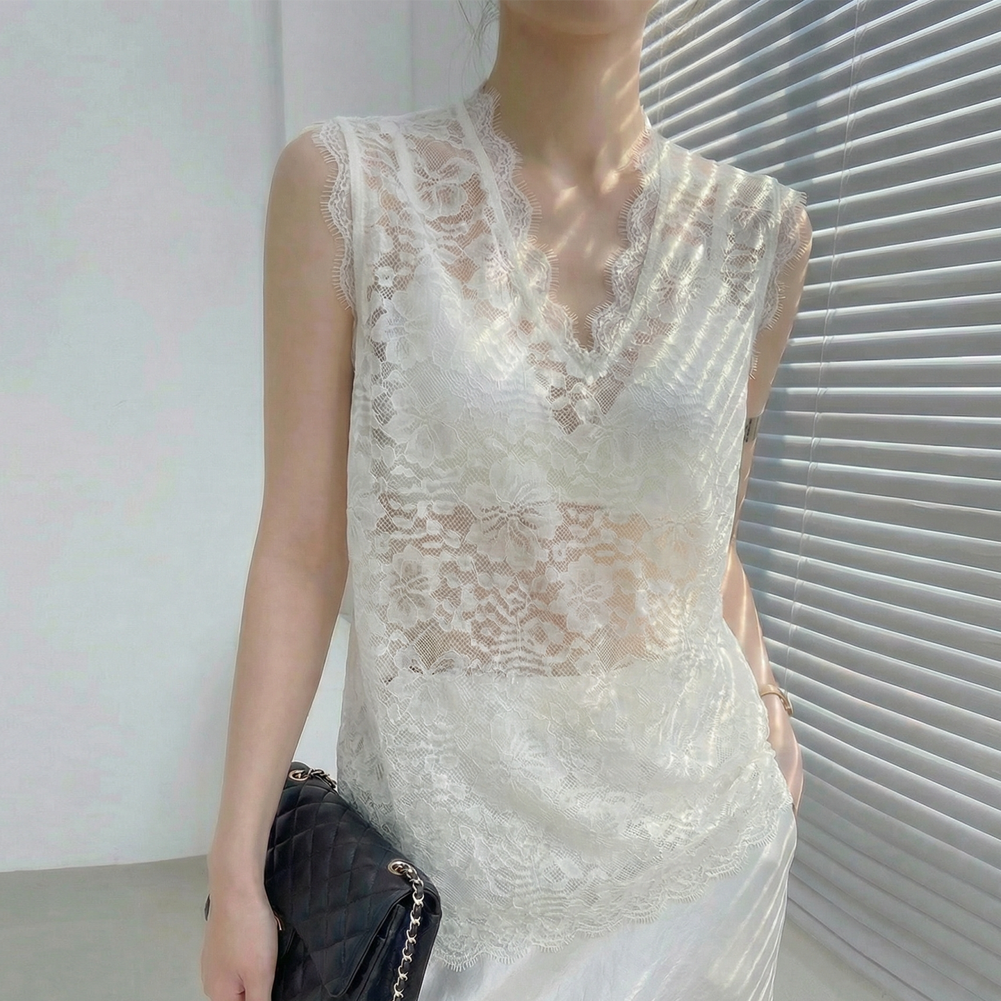 白色v领蕾丝上衣女轻奢高级感宽松透明网纱无袖背心薄款设计感t恤