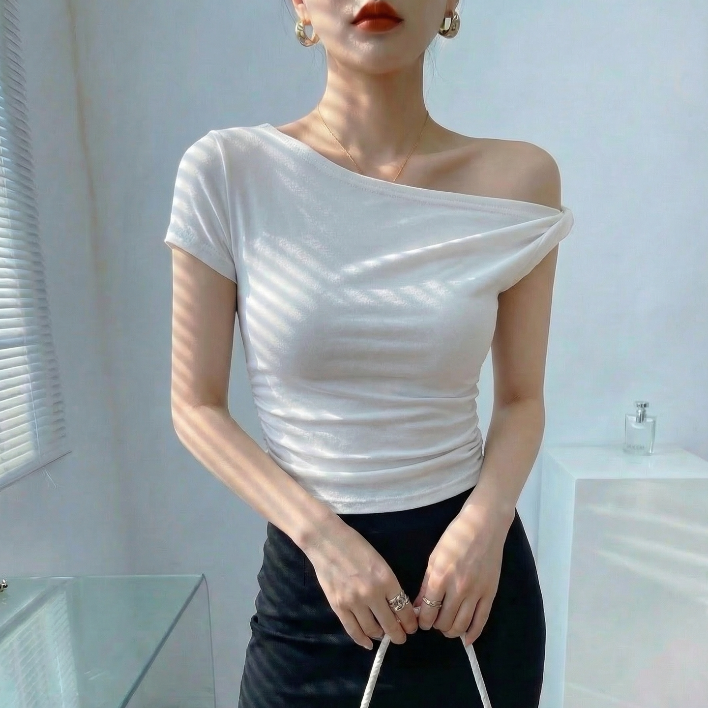 白色斜肩短袖t恤女2026新款露肩修身显瘦设计感巨好看上衣高级感