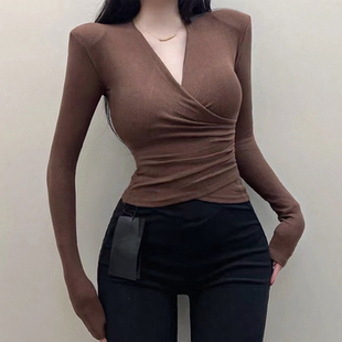 交叉v领咖色打底衫高级感轻奢风紧身内搭可外穿独特漂亮掐腰上衣