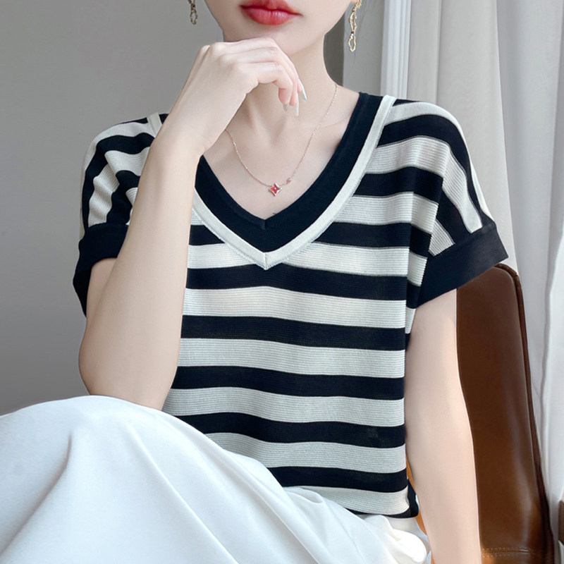 V领条纹短袖t恤女夏季2025新款打底衫洋气大码女装冰丝针织上衣