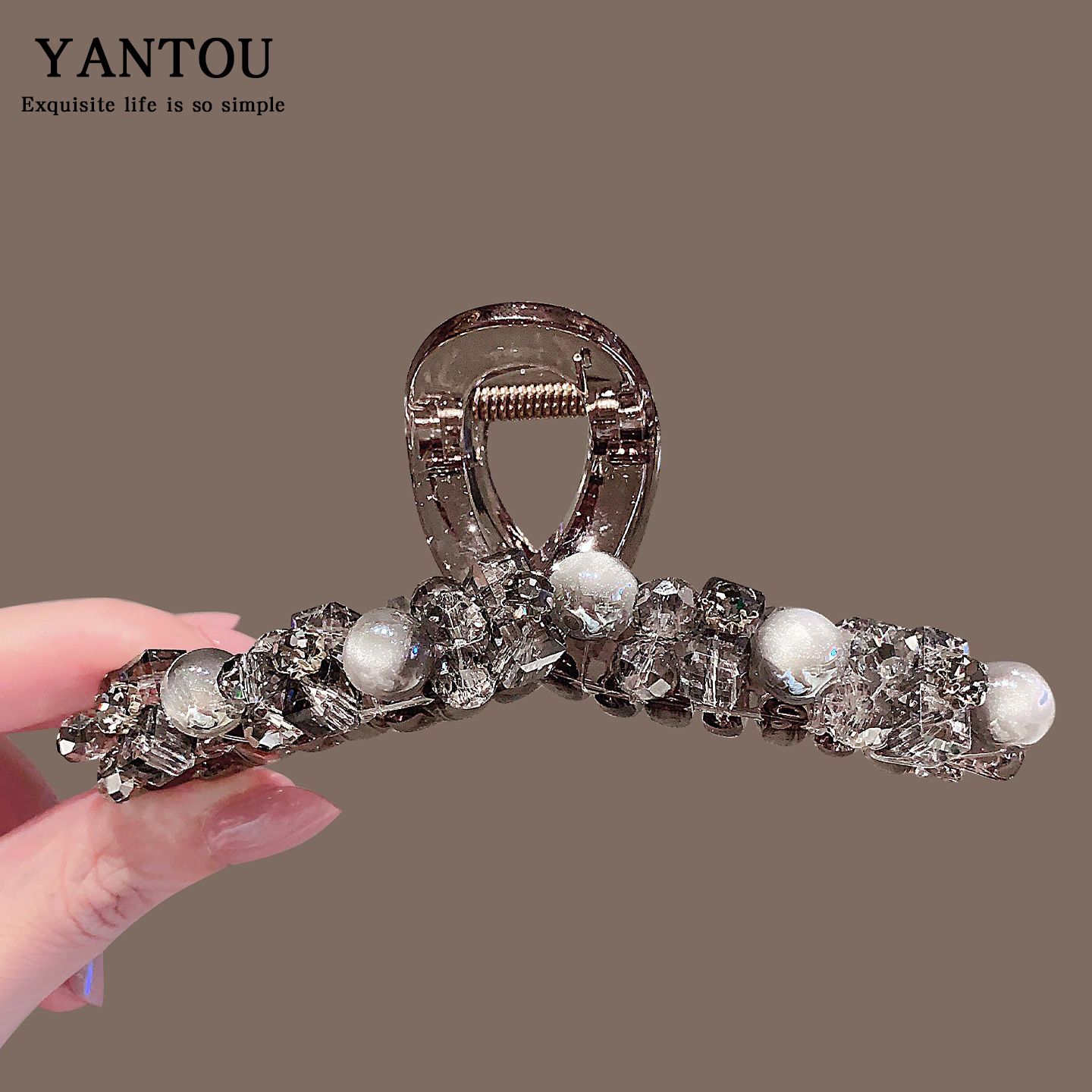 时尚水钻抓夹女高级感2025新款轻奢风鲨鱼夹大号发量多后脑勺发夹