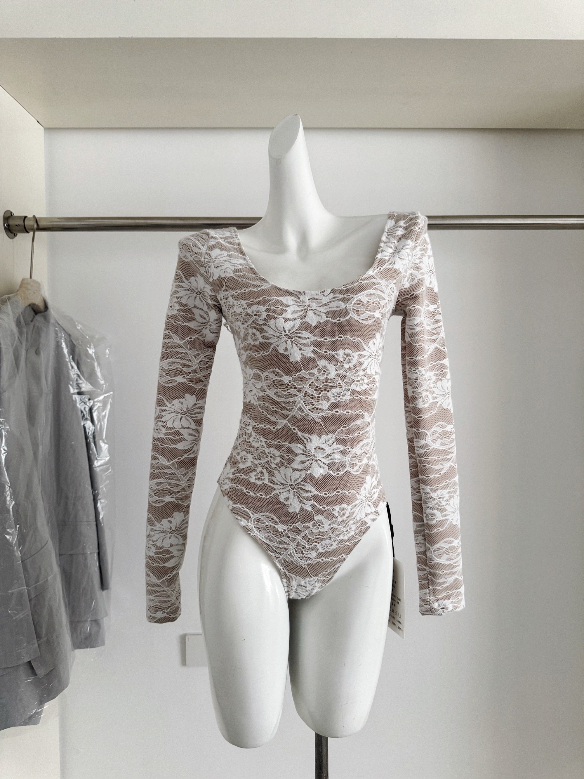 时髦杂志风按扣比基尼式加绒钩花U领蕾丝连体衣女修身打底衫上衣