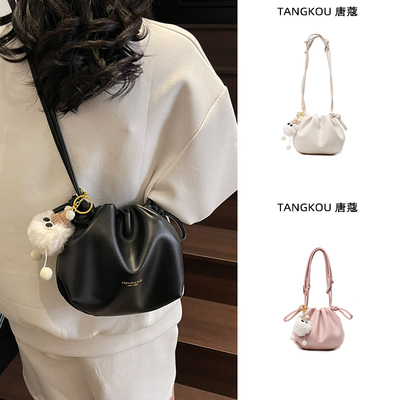 褶皱云朵包软皮斜挎包休闲水桶包