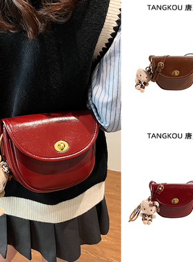 酒红色包包女士2026新款质感软皮斜挎包轻便手机小挎包复古马鞍包