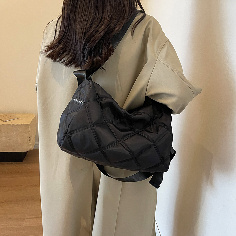 大容量斜挎包吐司包休闲包枕头包