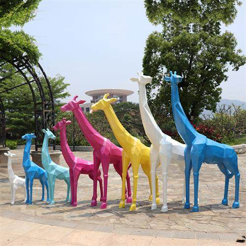 户外几何梅花鹿雕塑公园庭院商场楼盘大型动物长颈鹿落地装饰摆饰