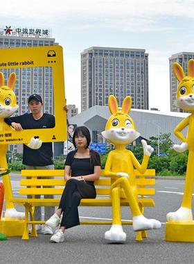 户外大型卡通网红兔子雕塑玻璃钢美陈售楼部景观装饰品落地大摆件