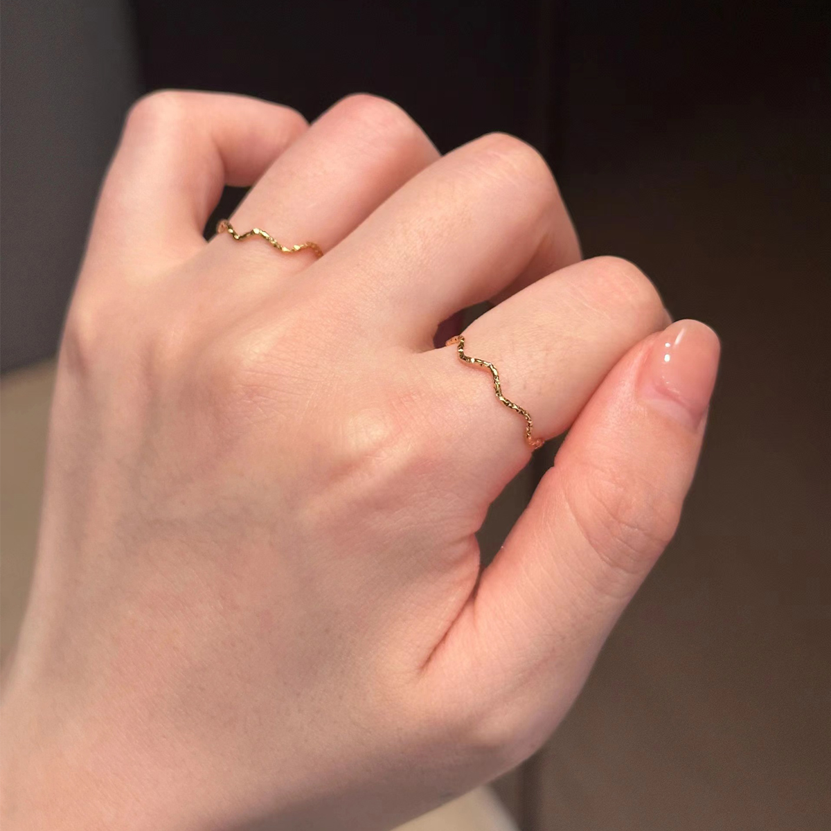 18K金超细闪沙波纹戒指女