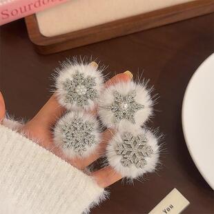 儿童雪花毛球发夹秋冬女孩可爱边夹公主风头花鸭夹高级感刘海发饰