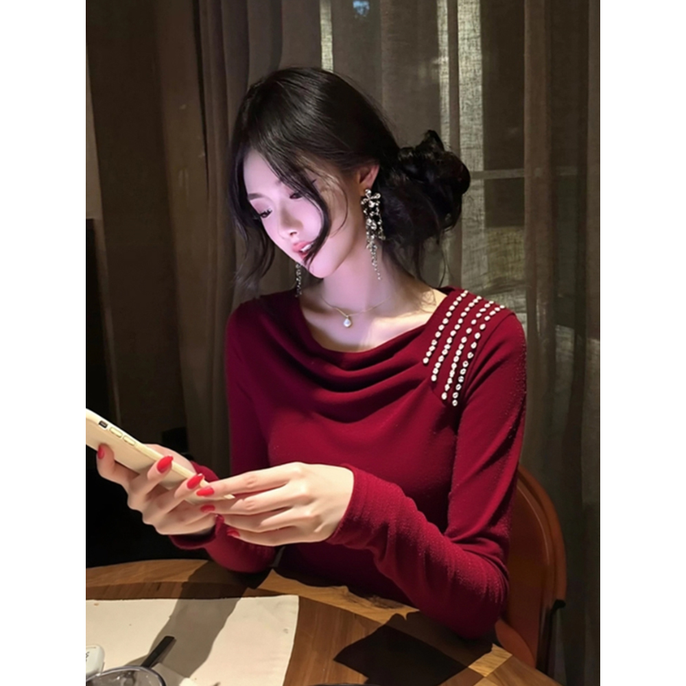 轻熟风红色荡领钉钻拼接打底衫