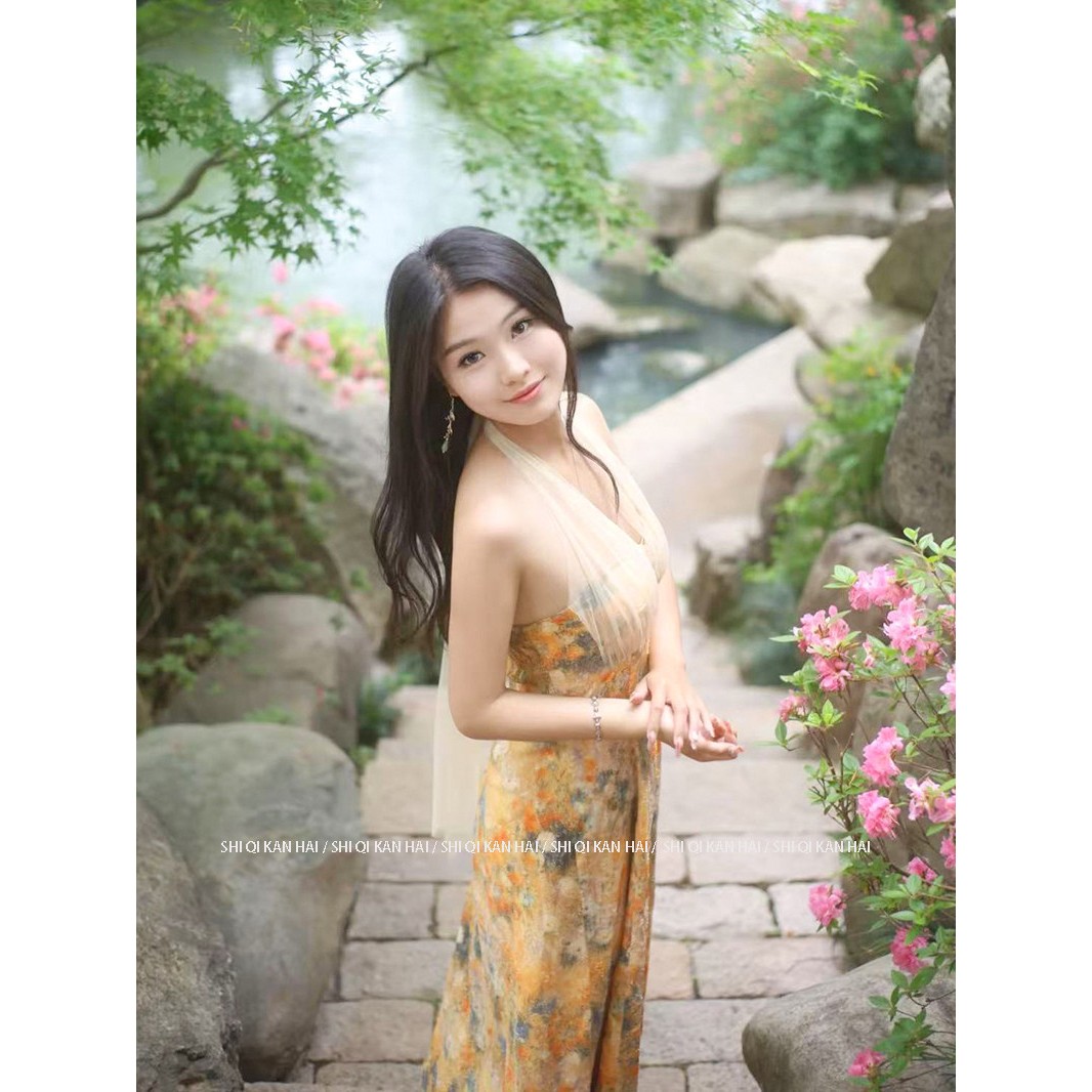 十七看海法式印花挂脖连衣裙女夏季度假风高级感油画裙海边沙滩裙图片