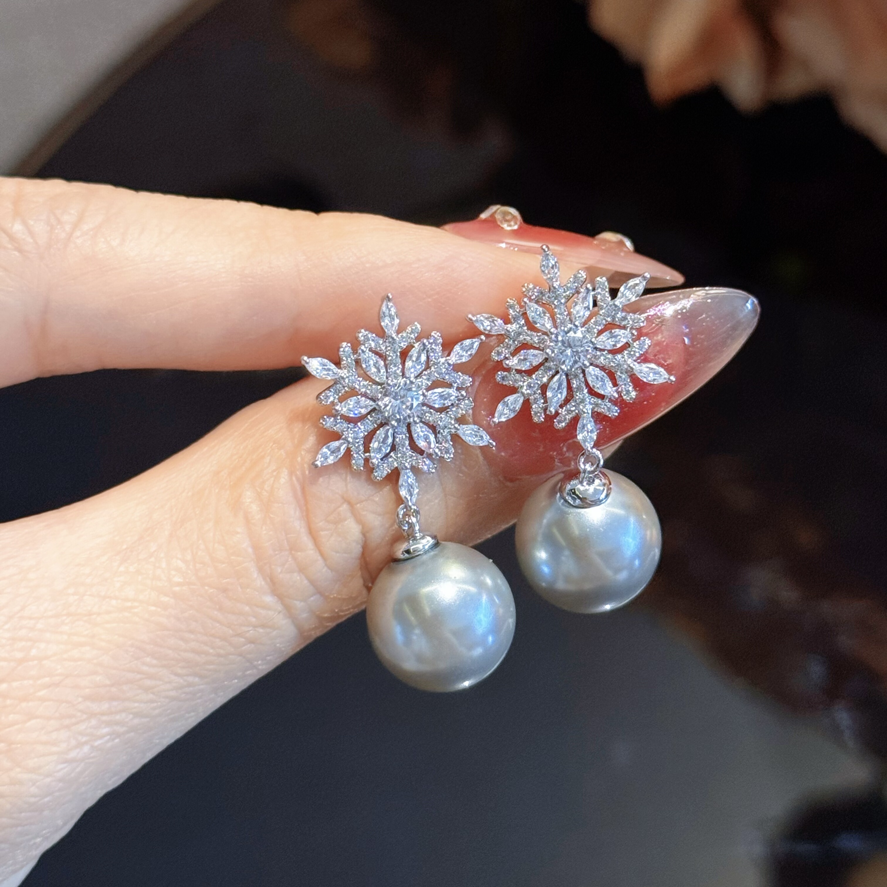 超闪满钻雪花14mm铂金灰珍珠耳钉