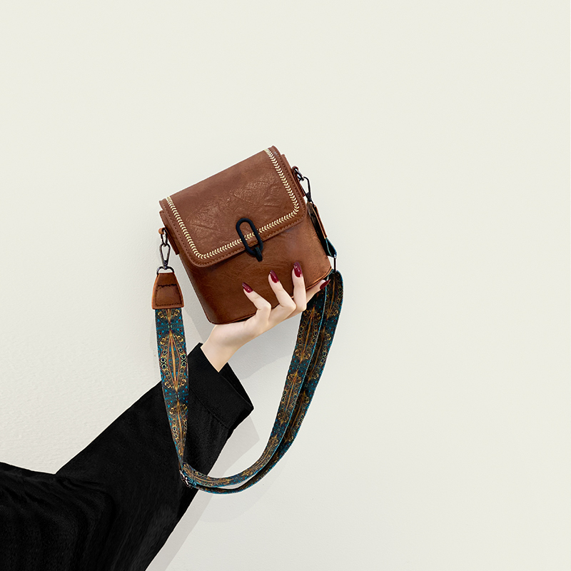 【品牌直营】复古宽带斜挎包