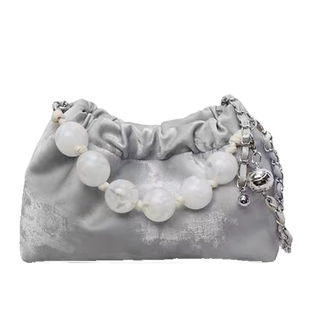 高级感小众包包女夏天2025新款链条单肩斜挎包串珠手提褶皱云朵包