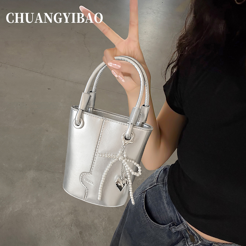 银色超火水桶包包女2025新款潮流轻奢小众高级感简约百搭斜挎小包