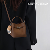 超火手提水桶包包女式 2025新款 秋冬轻奢小众高级感百搭斜挎小拎包