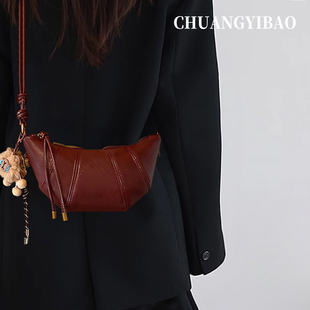 高级小众不撞款斜挎包包女式2025新款秋冬超火质感通勤可颂牛角包