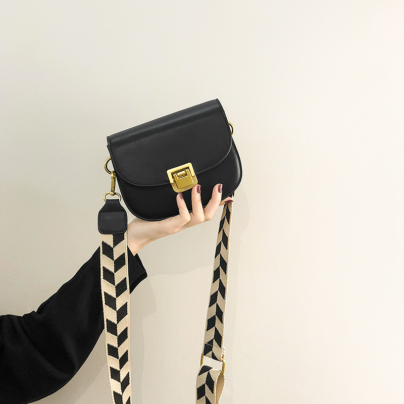 高级感洋气小包包2024新款潮时尚百搭斜挎包女小众网红宽带马鞍包