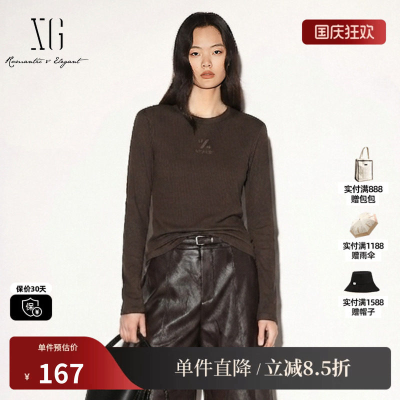 XG/雪歌XK401797A809咖色胶印字母圆领长袖T恤正肩修身打底上衣女