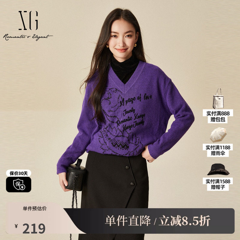 XG/雪歌XJ411074A603 紫创意绣花长袖针织衫厚款无领套头毛衫女装