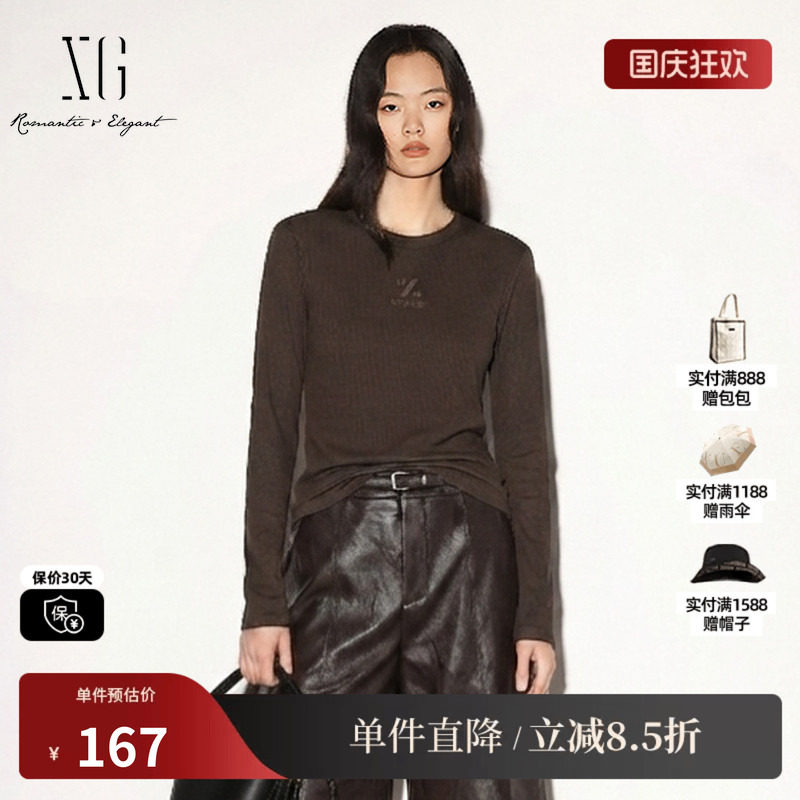 XG/雪歌XK401797A809咖色胶印字母圆领长袖T恤正肩修身打底上衣女