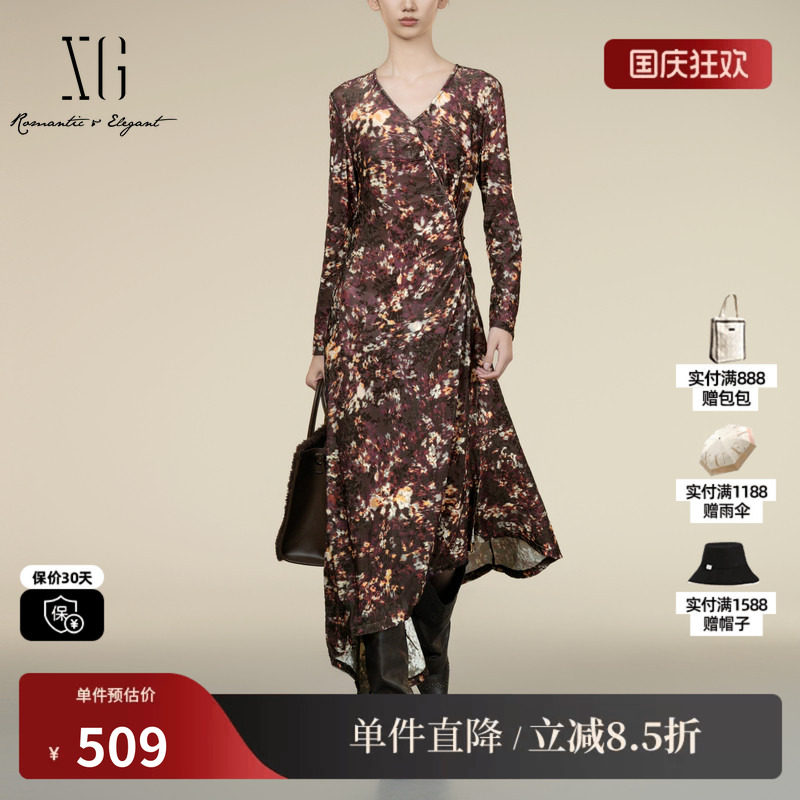XG/雪歌XK404009B393抽褶不规则连衣裙2025冬季新款开叉印花裙女