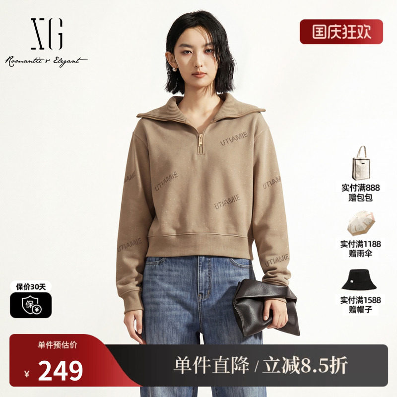 XG/雪歌 XK301684A809咖色字母印花针织翻领拼接长袖短款卫衣女装