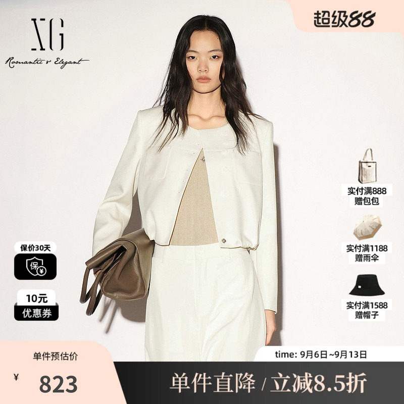 XG/雪歌 XL307006A451白色圆领正肩直筒短款西装外套通勤简约女装