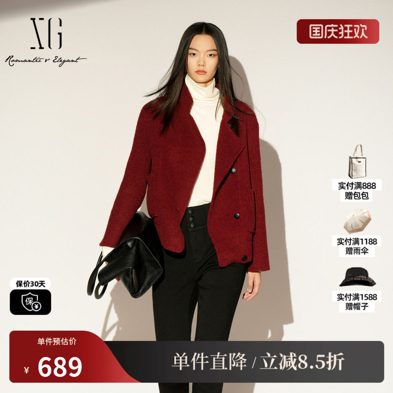 XG/雪歌 XK410002A415酒红色羊毛混纺立领不规则毛衣外套短大衣女