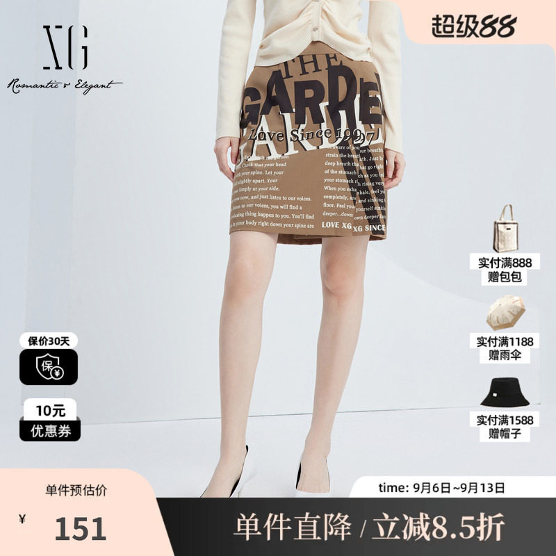 XG/雪歌XJ303003A309字母印花半身裙时尚秋季新款开叉A字短裙女装