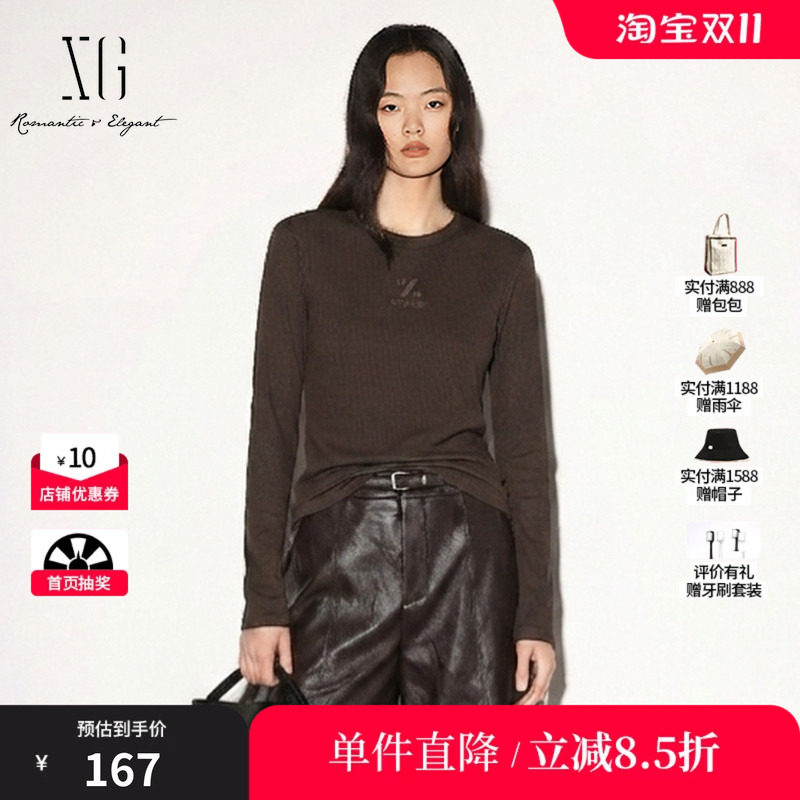 XG/雪歌XK401797A809咖色胶印字母圆领长袖T恤正肩修身打底上衣女