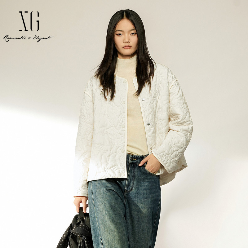 XG/雪歌 XL407006A191白色圆领单排扣直筒棉衣外套保暖一手长女装