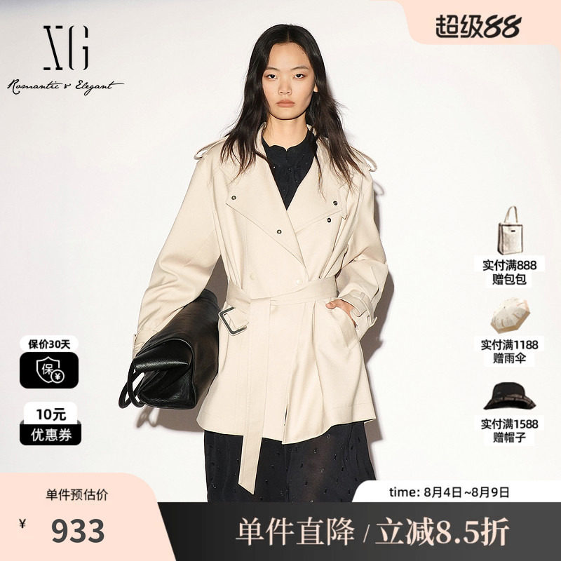 XG/雪歌 XL308003A460浅米色立领一手长双排扣风衣外套直筒腰带女
