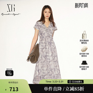 XG/雪歌XL204056BE96碎花V领飞袖连衣裙捏褶高腰纸片人中长伞裙女