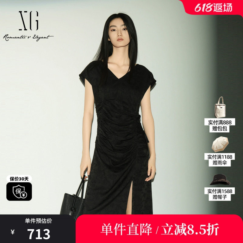 XG/雪歌XL204015A590黑色暗纹V领无袖连衣裙收腰捏褶开叉半裙女装