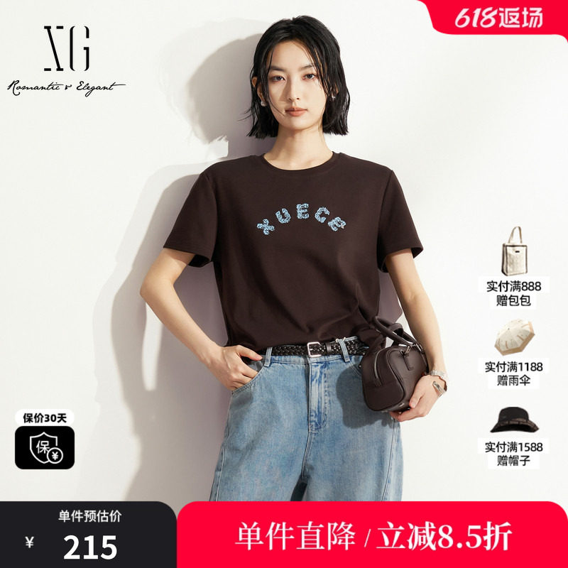 XG/雪歌XM201578A872深咖色棉感短袖T恤字母正肩直筒简约休闲女装
