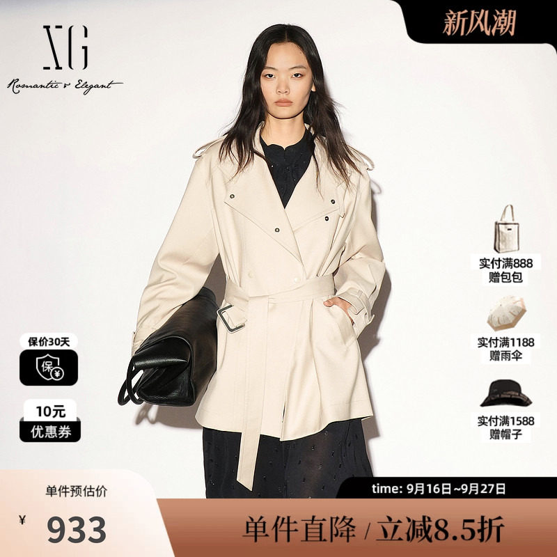 XG/雪歌 XL308003A460浅米色立领一手长双排扣风衣外套直筒腰带女